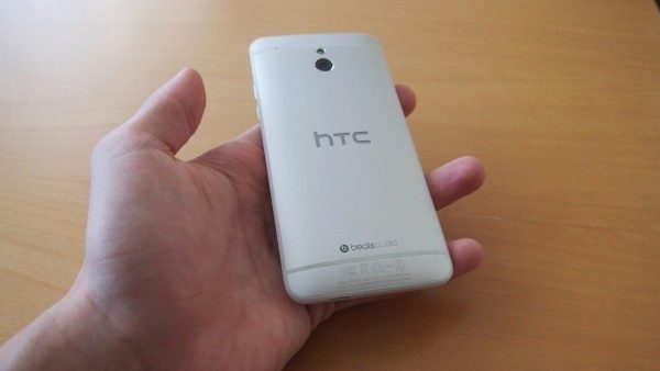 HTC One mini - zadní strana