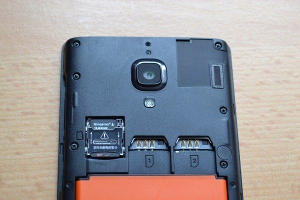 Hongmi podporuje dvě SIM karty a slot pro MicroSD kartu