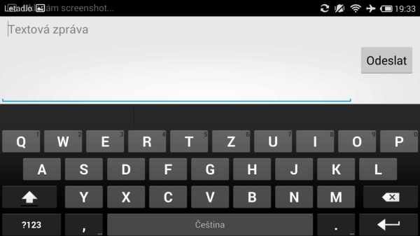 Klávesnice připomíná tu z čistého Androidu. Žádné nadstandardní funkce tedy nečekejme