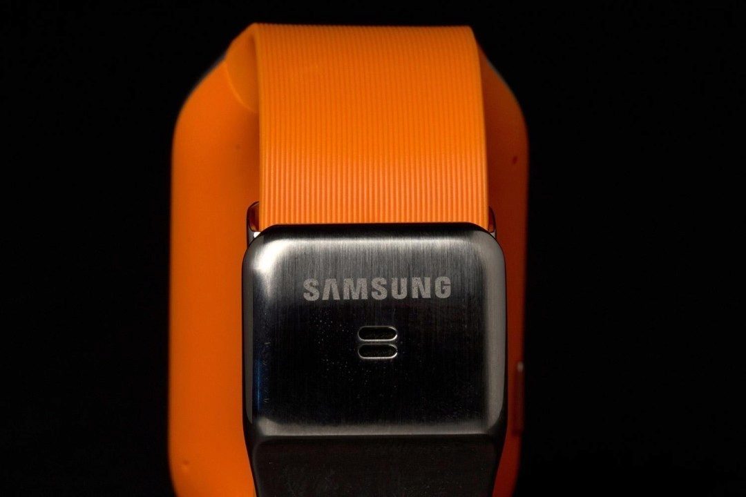 samsung-galaxy-gear-smartwatch-review-rear-clasp-macro samsung-galaxy-gear-smartwatch-review-rear-clasp-macro