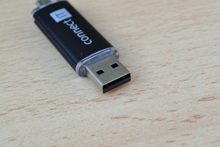 Standardní USB konektor není třeba představovat