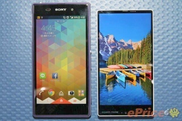 Porovnání telefonů Sony Xperia Z1 (vlevo) a staršího modelu Sharp Aquos 302SH Xx s velmi tenkými rámečky