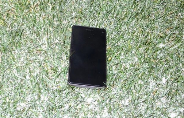 Sony Xperia Z1 Compact v trávě