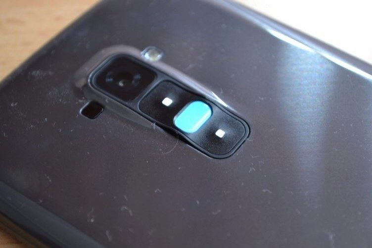 Zadní tlačítko také plní funkci notifikační diody. Svítí celé. Schválně si povšimněte velkého množství prachu, který G Flex neuvěřitelně přitahuje Zadní tlačítko také plní funkci notifikační diody. Svítí celé. Schválně si povšimněte velkého množství prachu, který G Flex neuvěřitelně přitahuje