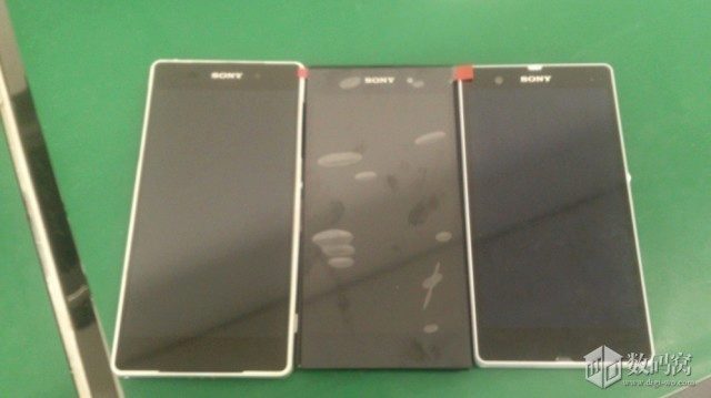 Zleva: Sony Xperia Z2, Xperia  Z a Xperia Z1