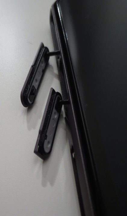 Sony Xperia Z1 Compact - krytky slotů a MicroUSB (2)