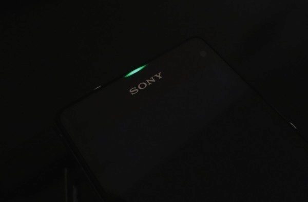 Sony Xperia Z1 Compact - notifikační dioda