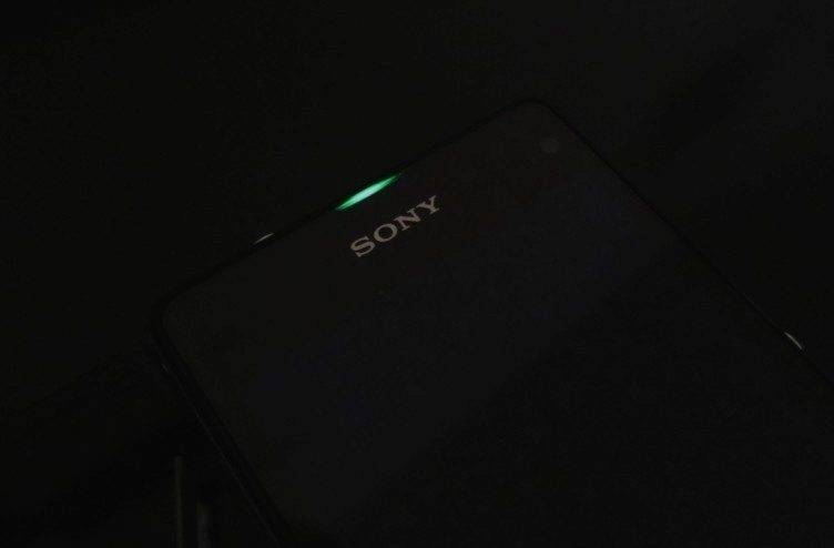 Sony Xperia Z1 Compact - notifikační dioda