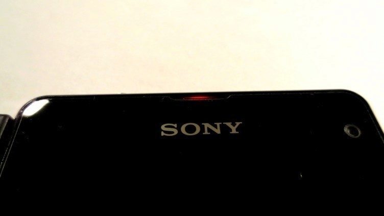 Sony Xperia Z1 Compact - notifikační dioda nabíjení