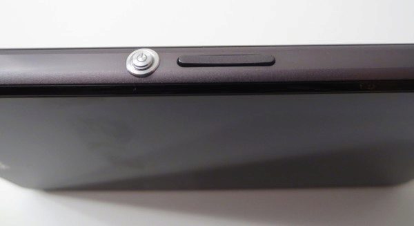 Sony Xperia Z1 Compact - odemykací tlačítko a regulace hlasitosti