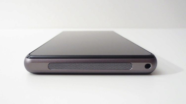 Sony Xperia Z1 Compact - spodní hrana a reproduktor