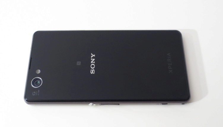 Sony Xperia Z1 Compact - zadní strana (1)