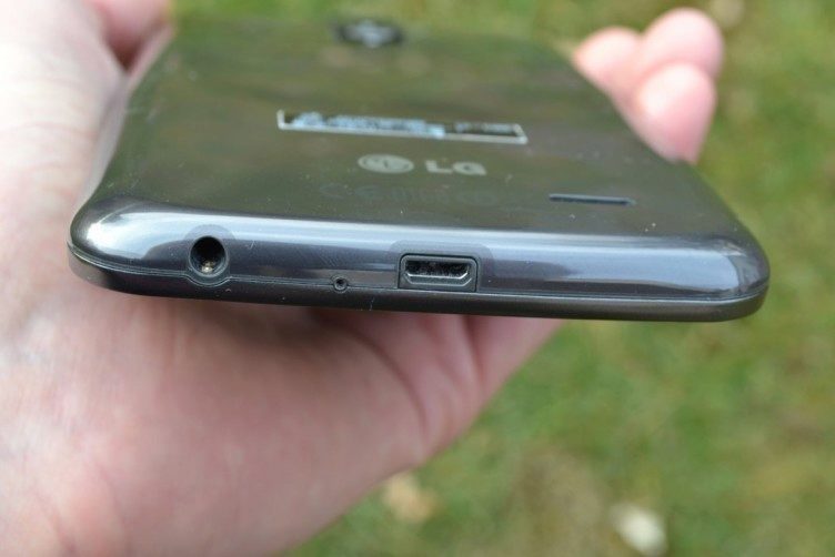 MicroUSB a 3,5mm konektor nalezneme na spodní straně