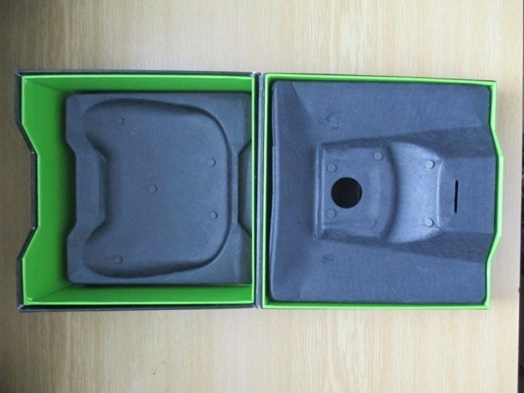 Vnitřek krabičky konzole Shield