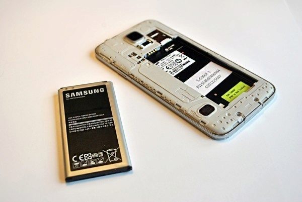 Samsung Galaxy S5 baterie a vnitřek telefonu