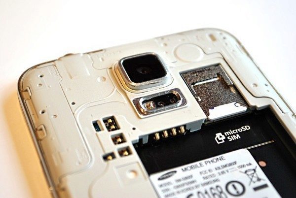 Samsung Galaxy S5 vnitřek telefonu - SIM a microSD karta