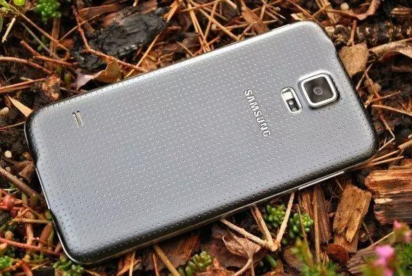 Samsung Galaxy S5 zadní strana