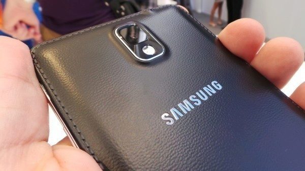 Není jisté, zda Galaxy Note 4 bude mít na zadní straně imitaci kůže