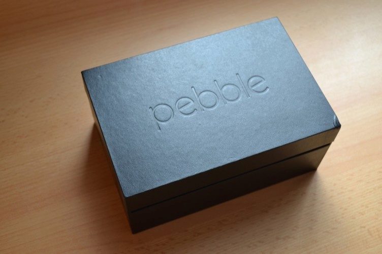 Velikost krabičky nás překvapila. Nalezneme zde hodinky, další pásek, USB kablík a papírové materiály Velikost krabičky nás překvapila. Nalezneme zde hodinky, další pásek, USB kablík a papírové materiály