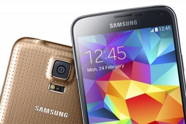 Samsung používá plasty i pro své nejlevnější mobily