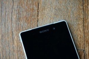 Sony Xperia Z2: mezera mezi předním panelem a hliníkovým rámem