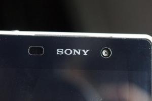 Sony Xperia Z2: mezera mezi předním panelem a hliníkovým rámem