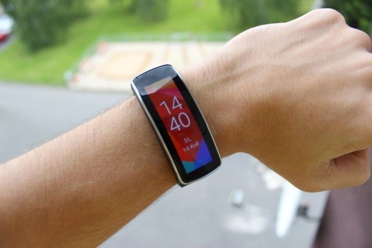 Samsung Gear Fit recenze - displej hodiny