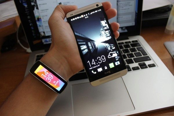 Samsung Gear Fit recenze - HTC One