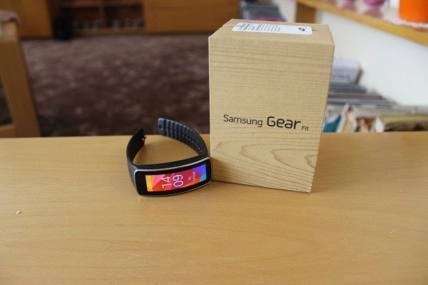 Samsung Gear Fit recenze - krabička
