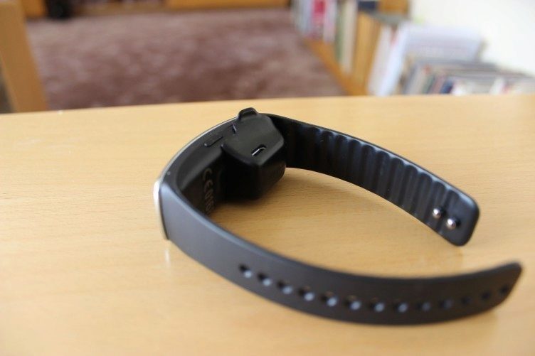 Samsung Gear Fit recenze - nabíjecí kolíbka