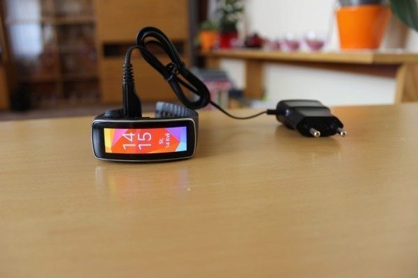 Samsung Gear Fit recenze - nabíjení