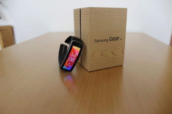 Samsung Gear Fit recenze - náramek