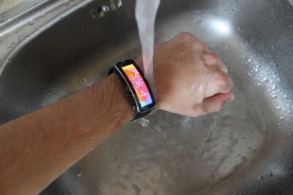 Samsung Gear Fit recenze - pod proudem