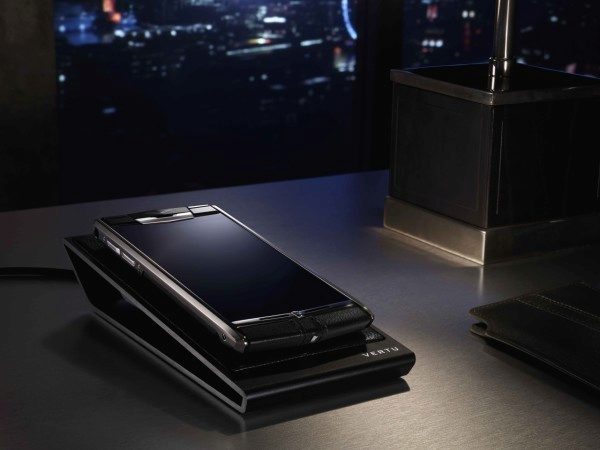 Vertu Signature Touch podporuje i bezdrátové nabíjení.