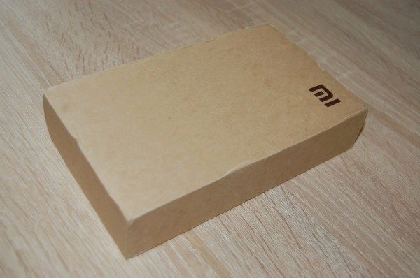 Papírová krabice není nijak extra, dominantou je logo "mi"