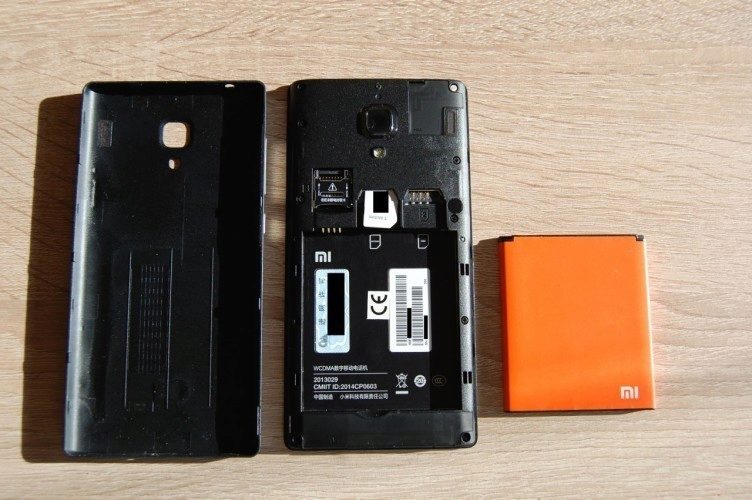 Xiaomi odhaleno zezadu s vyjmutou barevně nepřehlédnutelnou baterií