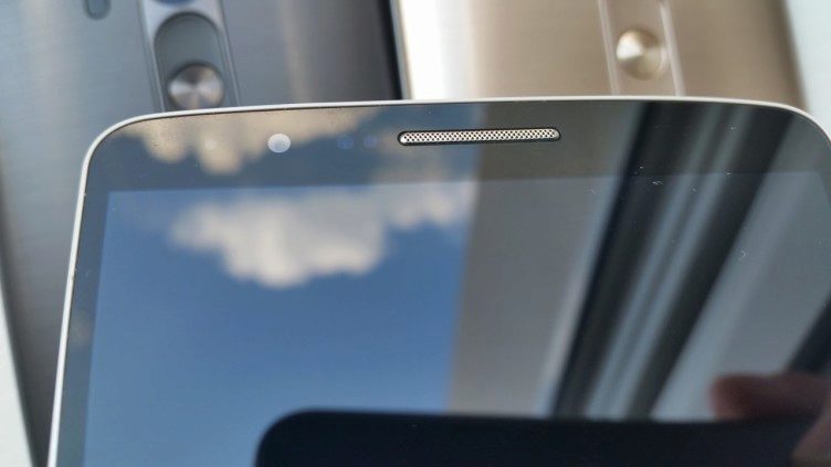 Notifikační LED, optika přední kamery, senzor okolního světla, senzor přiblížení a reproduktor