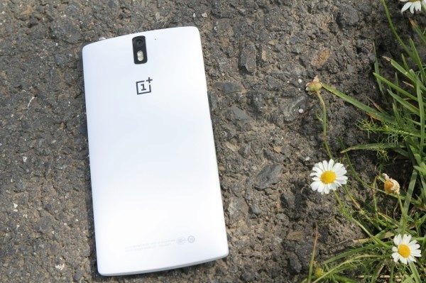 OnePlus One bílý na chodníku