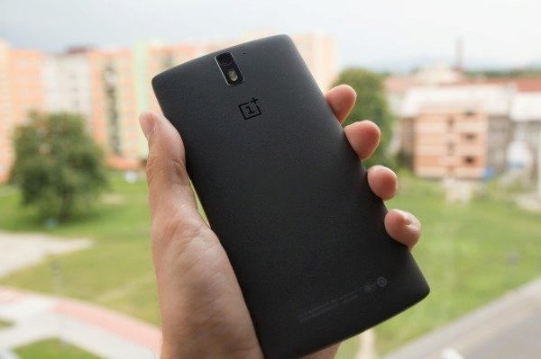 OnePlus Two černý záda