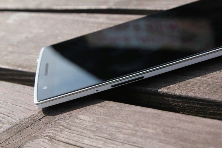 OnePlus One na stole bílý