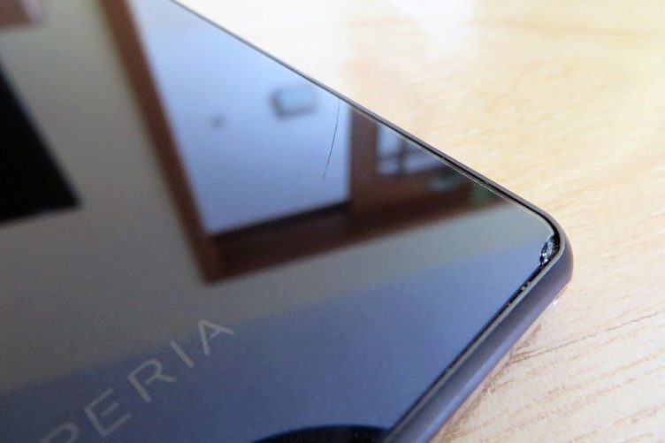 Sony Xperia Z2 poškozené zadní sklo