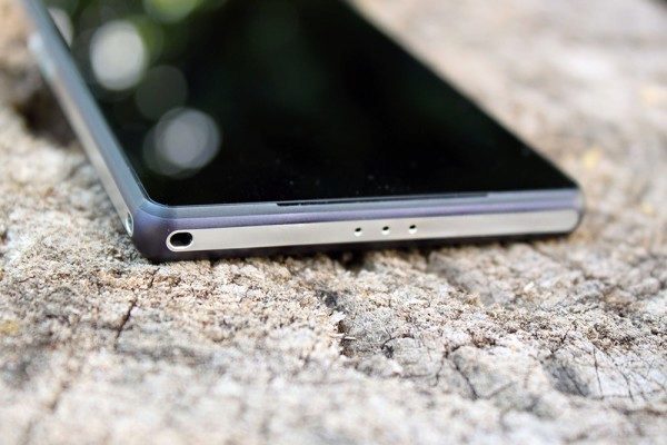 Sony Xperia Z2 spodní strana