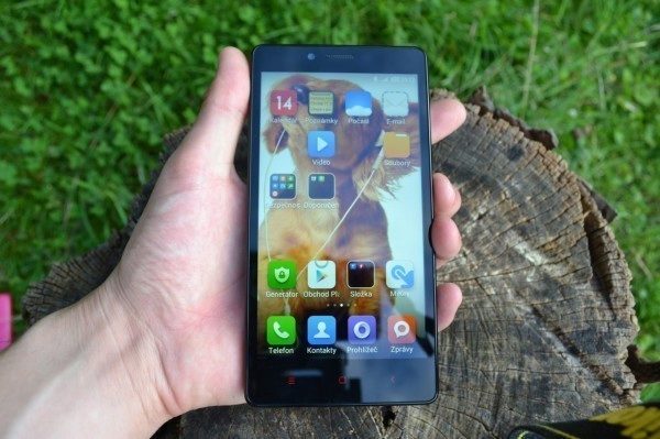 Telefon je velmi podobný modelu Xiaomi Redmi 1S, jen je větší