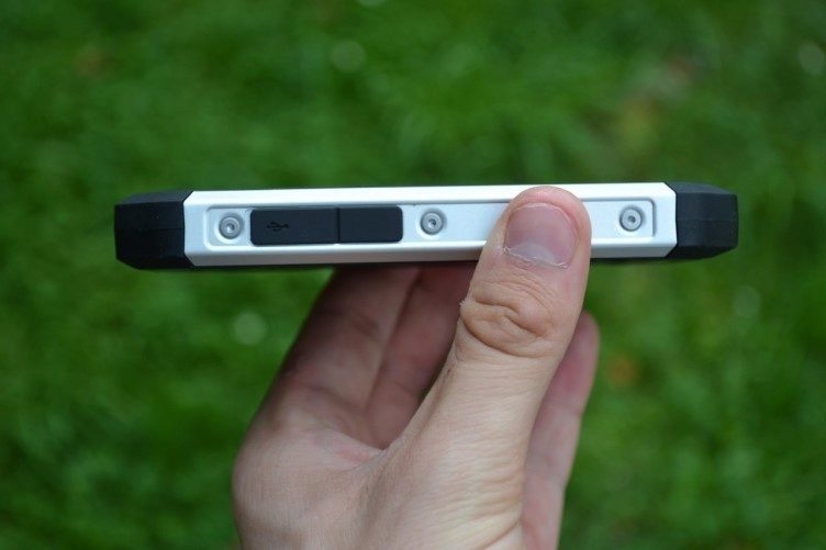 Micro USB na levé straně