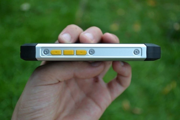 Tlačítko pro spuštění LED blesku a fotoaparátu potěší