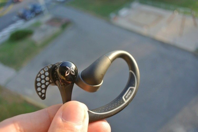 Dvoje sportovní sluchátka, dva různé způsoby uchycení.