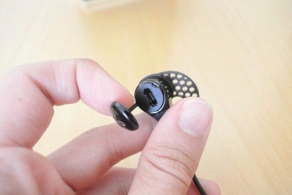 Jaybird BlueBuds X recenze - microUSB