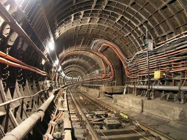 Proč v tunelech pražského metra není signál mobilní sítě? (Foto: Michal Kuty)