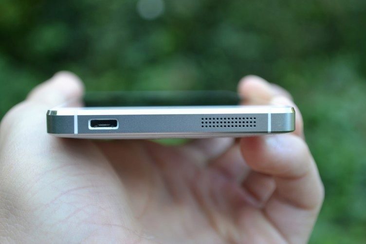 Micro USB a reproduktor ve spodní části Micro USB a reproduktor ve spodní části