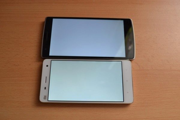 Xiaomi Mi4 vs OnePlus One - bílá barva